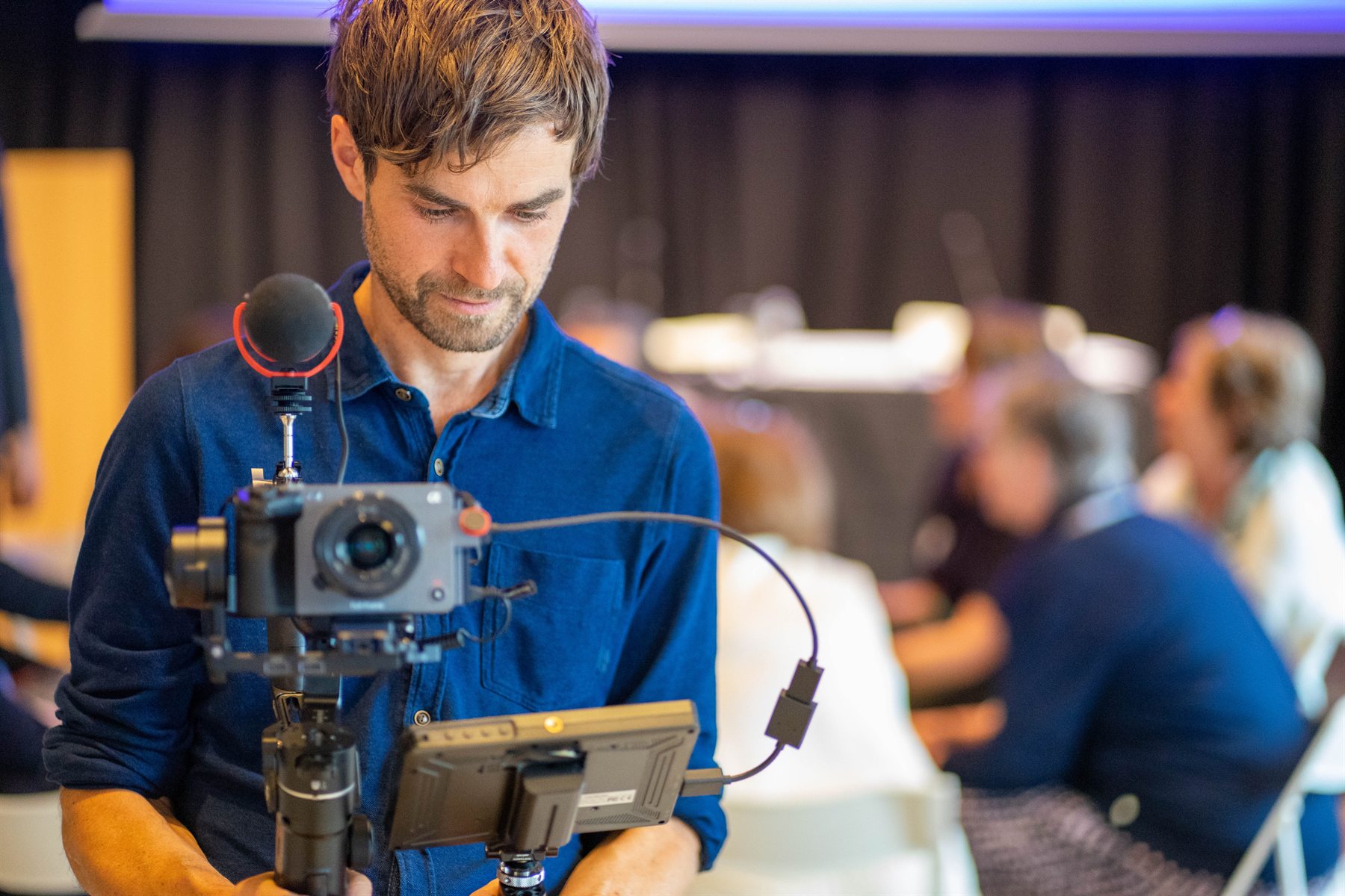 Christophe en tournage avec caméra professionnelle